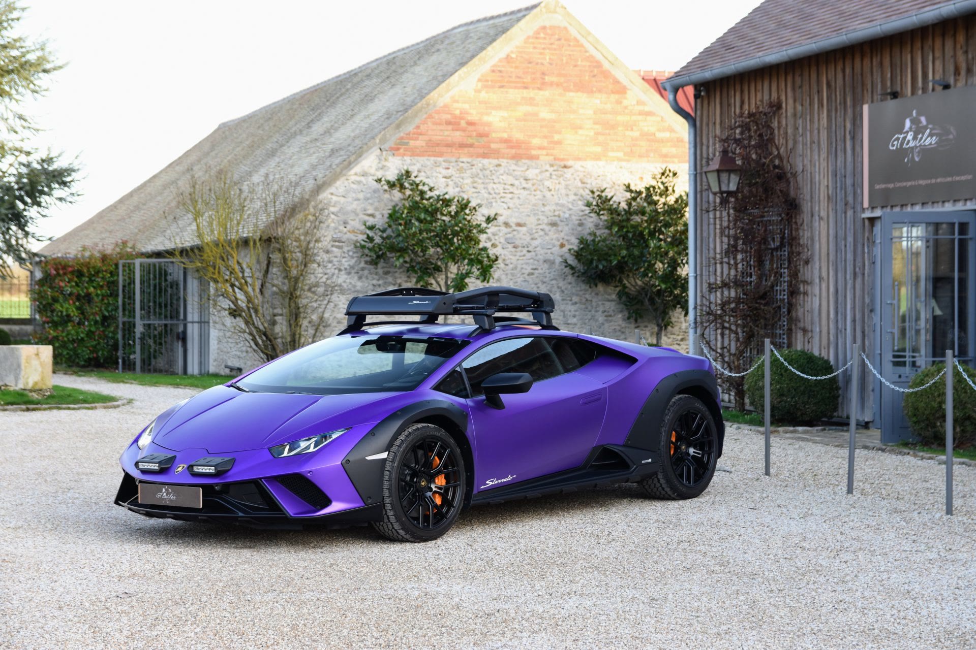 Huracán Sterrato Viola Nebula, trois-quarts avant